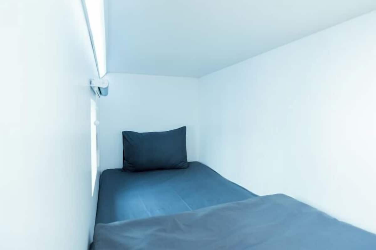 Laptop workspace, WiFi (free), bed sheets