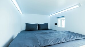 Sky Double | Laptop workspace, free WiFi, bed sheets - Bobopod AlunAlun Malang (Malang)