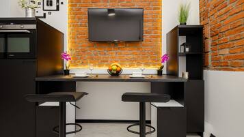 Studio, Kitchen | In-room dining