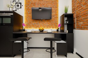 Studio, Kitchen | In-room dining - Cozy Studio Poznańska in Łódź by Renters (Lodz)