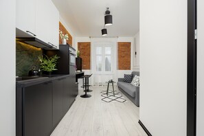 Estudio, cocina | Cocina privada | Cafetera o tetera, hervidor eléctrico y utensilios de cocina