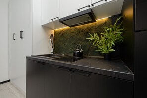 Estudio, cocina | Cocina privada | Cafetera o tetera, hervidor eléctrico y utensilios de cocina