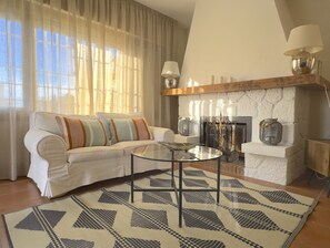 Televisión y chimenea