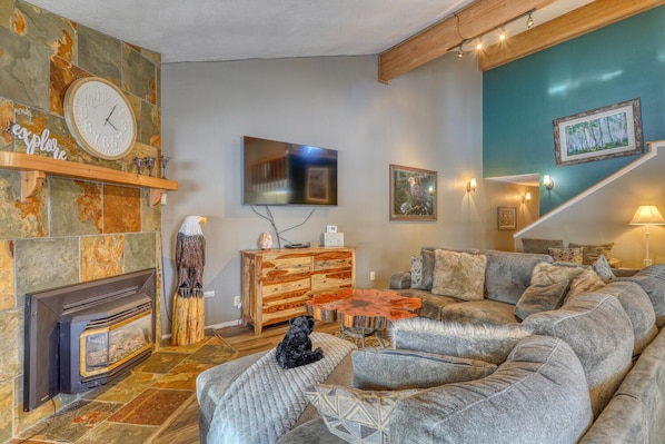 Smart TV, fireplace, DVD player - A/C Spacious Cozy Condo (Pagosa Springs)