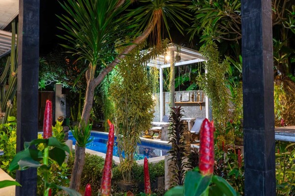 Hồ bơi ngoài trời