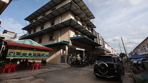 A multi-story building with a commercial space on the ground floor. - Hotel O Sir Homestay (Batam)