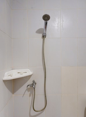 Ducha con manguera de mano y cabezal de ducha empotrado.