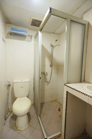 Deluxe Double Room | Bathroom | Shower, soap - Hotel O Sir Homestay (Batam)