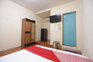 Deluxe Double Room | Desk, free WiFi, bed sheets - Hotel O Sir Homestay (Batam)