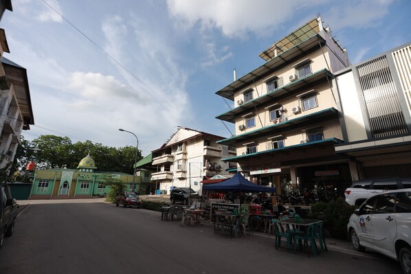 Front of property - Hotel O Sir Homestay (Batam)