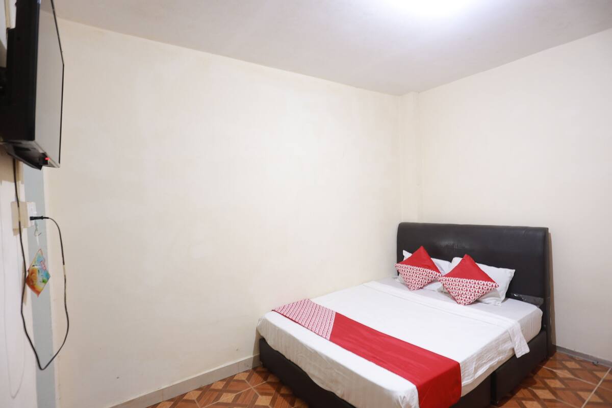 Escritorio, wifi gratis y ropa de cama