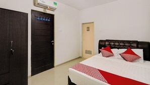 Deluxe Double Room | Desk, WiFi (free), bed sheets - Hotel O Sir Homestay (Batam)