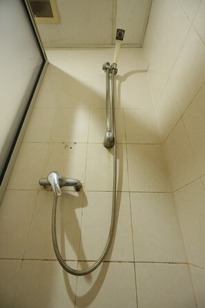 Deluxe Double Room | Bathroom | Shower, soap - Hotel O Sir Homestay (Batam)