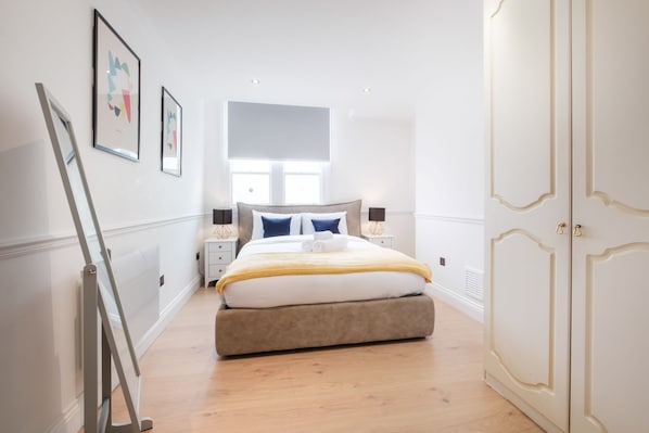 1 habitación, escritorio, tabla de planchar con plancha y cuna de viaje