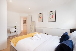 1 bedroom, desk, iron/ironing board, WiFi - Spacious 1BR in The Heart of Fitzrovia (London)