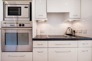 Frigorifero, microonde, forno, piano cottura