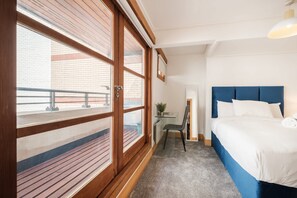 2 bedrooms, desk, iron/ironing board, WiFi