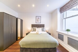 2 bedrooms, desk, iron/ironing board, WiFi - 2BR 2BA - Close to Hyde Park & Kensington Gardens (London)