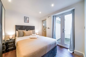 2 bedrooms, desk, iron/ironing board, WiFi