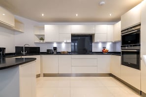 Cafetera y tetera, refrigerador, microondas y horno 