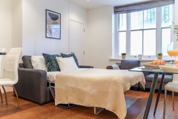 2 bedrooms, desk, iron/ironing board, WiFi