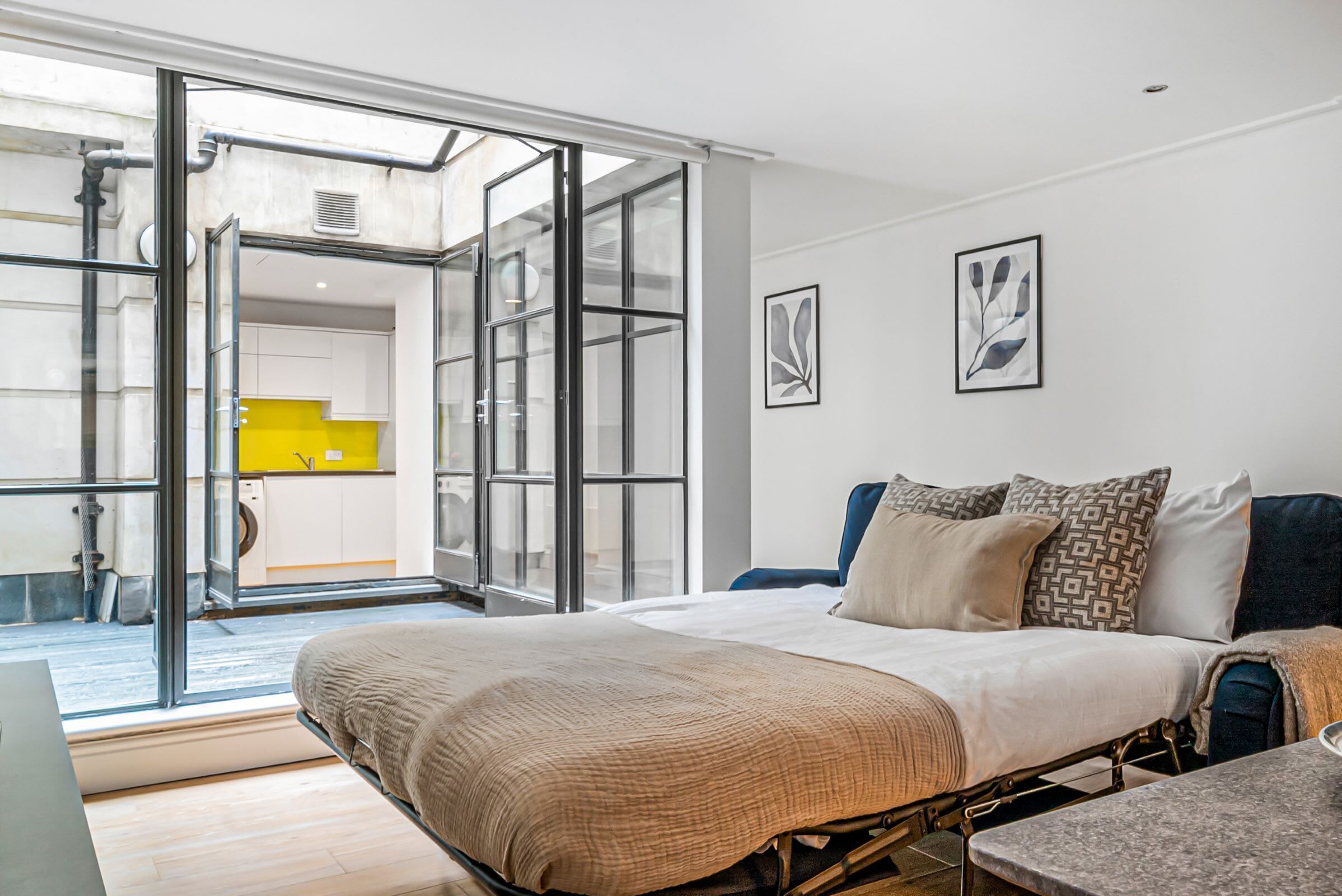 2 bedrooms, desk, iron/ironing board, WiFi