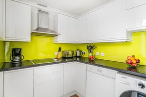 Coffee/tea maker, fridge, microwave, oven - Modern 2-Bedroom in the Heart of Holborn (London)