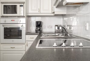 Réfrigérateur, four à micro-ondes, un four, surface de cuisson