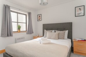 2 habitaciones, escritorio, tabla de planchar con plancha y wifi 