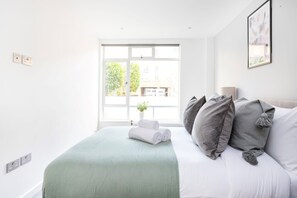 3 quartos, escrivaninha, ferros/tábuas de passar roupa, berço de viagem