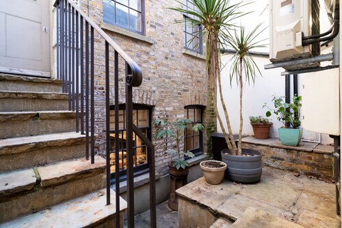 Elegant 2BR 2BA with Patio close to Waterloo