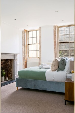 2 bedrooms, desk, iron/ironing board, WiFi