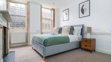 2 bedrooms, desk, iron/ironing board, WiFi