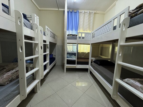 Dormitori compartit bàsic, dormitori mixt, no fumadors, cuina | Caixa forta a l'habitació, cortines opaques i wifi gratuïta