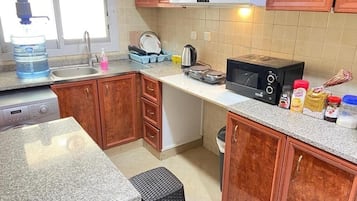 Basic Shared Dormitory, Mixed Dorm, Non Smoking, Kitchen | Private kitchen | Full-size fridge, microwave, stovetop, dishwasher