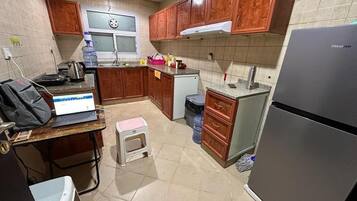 Basic Shared Dormitory, Mixed Dorm, Non Smoking, Kitchen | Private kitchen | Full-size fridge, microwave, stovetop, dishwasher