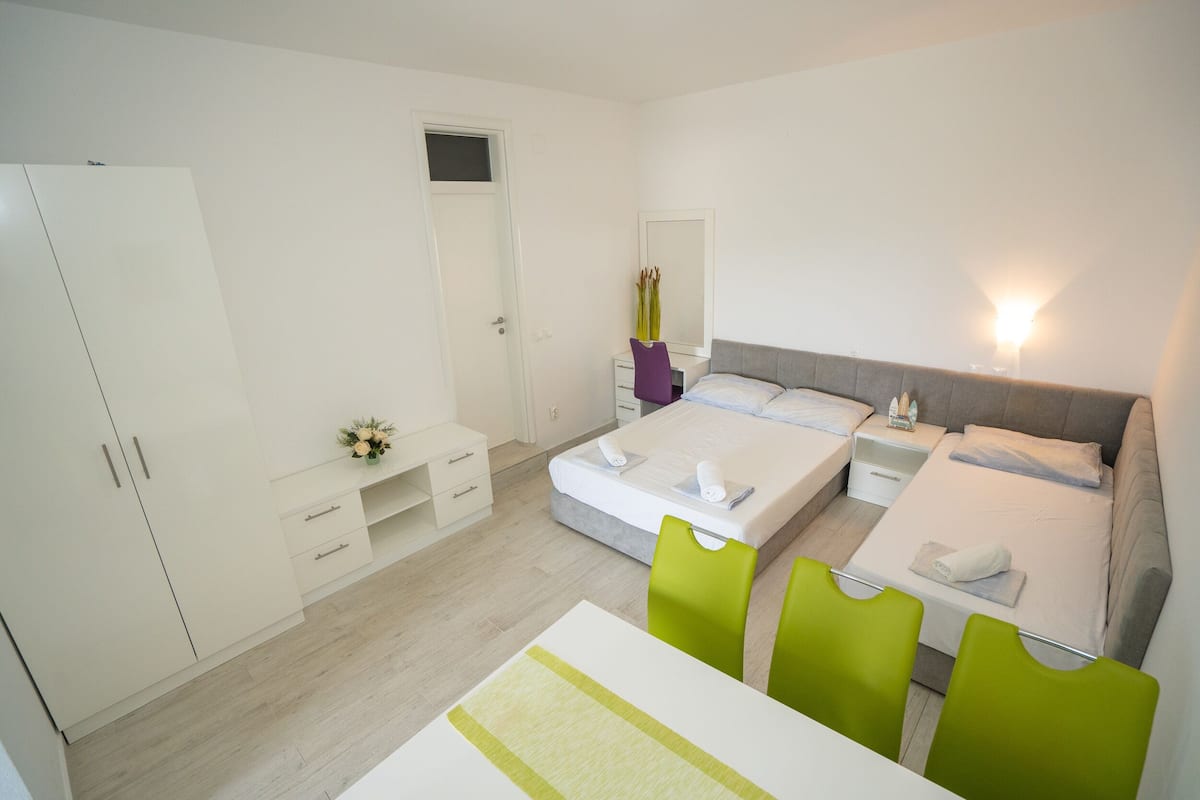 Une chambre d’hôtel moderne, dotée d’un grand lit, d’un bureau et d’une armoire.