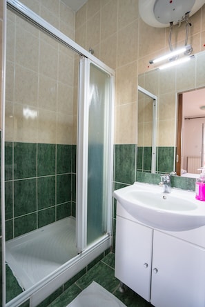 Comfort 2 Bedroom Apartment, 2 Double Beds and 1 Twin Bed | Salle de bain | Serviettes fournies