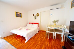 Superior 2 Bedroom Apartment, 2 Double Beds and 1 Twin Bed - Potocnica 109 (Novalja)