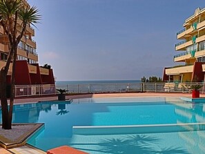Pool - Family apartment for 5, pool, beachfront, parking, near shops (Sète)