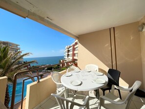 Outdoor dining - Family apartment for 5, pool, beachfront, parking, near shops (Sète)