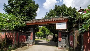 Ein Hotel mit Eingangsbereich, traditionellem Bogen, einem Schild und einem verschlossenen Weg.