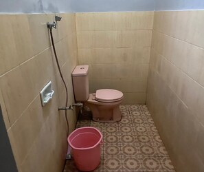 Deluxe Double Room | Bathroom - Hotel O Lanang (Narmada)