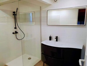 Toalhas de banho, sabonete, papel higiênico 