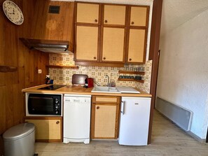 Kylskåp, mikrovågsugn, ugn och diskmaskin