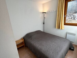 2 bedrooms, travel cot, free WiFi - Spacious T3 near slopes, south terrace, with WIFI, for 6 people (Vars)