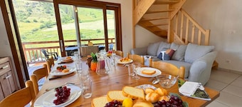 T4 Apartment at the Foot of the Slopes with Terrace and Private Garage in Vars
