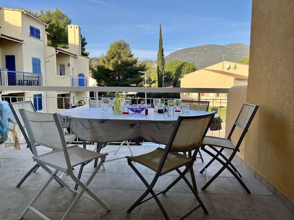 Outdoor dining - Charming Apt Steps from Beach, Port & Shops - Parking, AC, Sleep 4 (Cavalaire-sur-Mer)