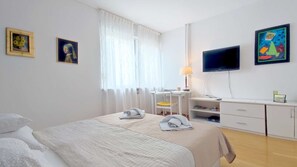 2 bedrooms, desk, iron/ironing board, WiFi - One bedroom apartment with terrace in the city centre (Zagreb)