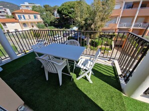 Outdoor dining - Beautiful seafront T2 with air conditioning, parking, pets allowed (Cavalaire-sur-Mer)